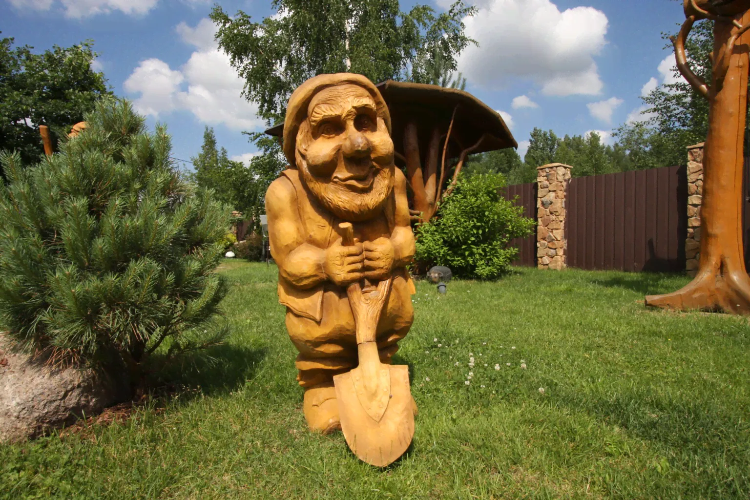 Фигура "Гном с лопатой"