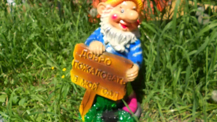 Садовая фигура гнома с табличкой купить для ландшафтного дизайна сада дачного участка дома коттеджа